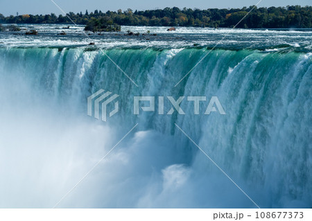 流れ落ちるナイアガラの滝 108677373