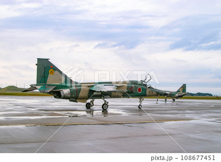 滑走路へ向かう航空自衛隊の戦闘機F-1 滑走路へ向かう航空自衛隊の戦闘機F-1 108677451