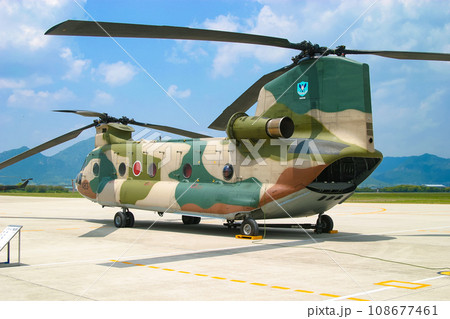 展示される航空自衛隊のヘリコプターCH-47J 展示される航空自衛隊のヘリコプターCH-47J 108677461