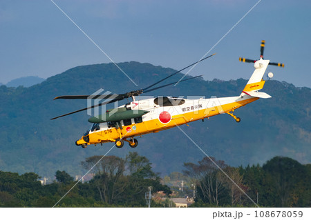 飛行展示を行う航空自衛隊の救難ヘリコプター UH-60J 108678059