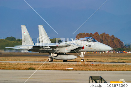 滑走路へ向かう航空自衛隊の戦闘機 F-15J 108678060