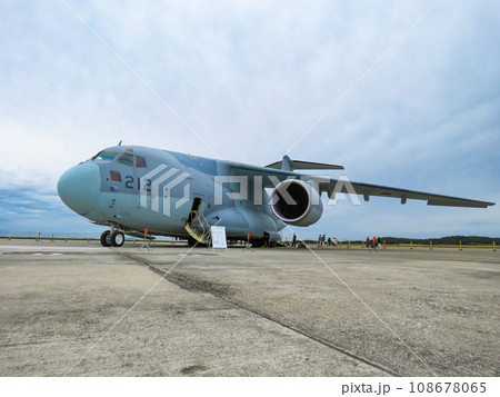 展示される航空自衛隊の輸送機 C-2 108678065