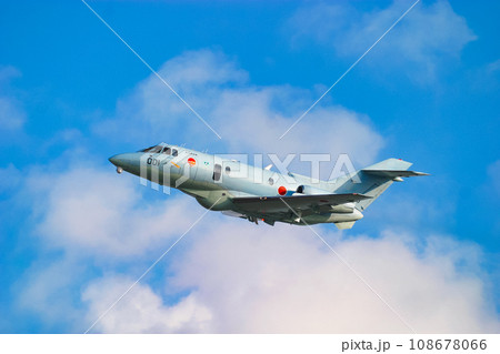 飛行展示を行う航空自衛隊の救難捜索機 U-125A 108678066