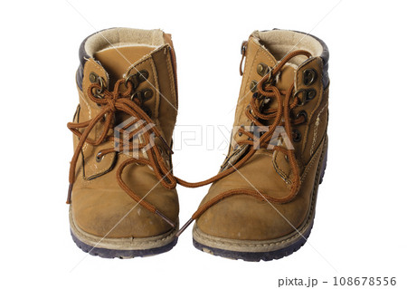 Old leather baby shoes. Well-worn retro shoes 108678556