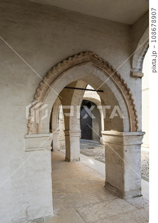 porticoes of the streets in Portobuffole, Italy 108678907