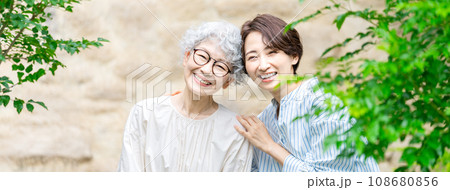 植物を愛でる親子 植物を愛でる親子 108680856