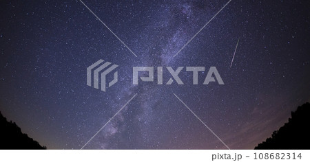 星空の背景。天の川と満天の星空。 星空の背景。天の川と満天の星空。 108682314