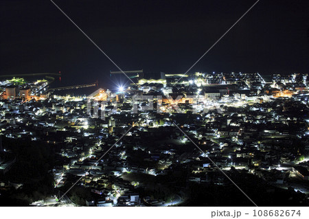 瀬戸内の小さな漁港の夜景 瀬戸内の小さな漁港の夜景 108682674