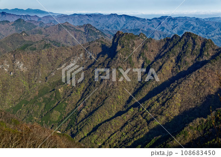 春の両神山山頂から赤岩尾根の岩峰 春の両神山山頂から赤岩尾根の岩峰 108683450