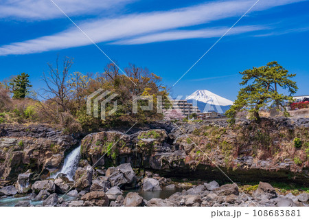 (静岡県長泉町)鮎壺の滝・桜の季節 後方に富士山 (静岡県長泉町)鮎壺の滝・桜の季節 後方に富士山 108683881