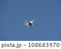飛行するドローン、青空、横長 108683970