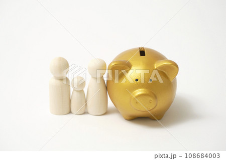 家計イメージ　家族の人形と貯金箱　白背景 108684003