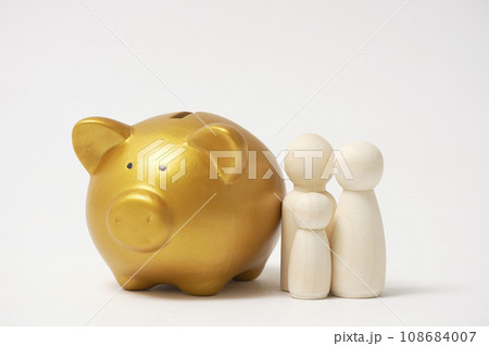 家計イメージ　家族の人形と貯金箱　白背景 108684007