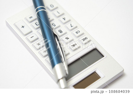 電卓とペンのクローズアップ　白背景 108684039