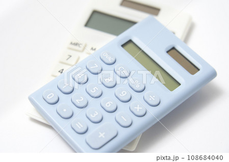 電卓のクローズアップ　白背景 108684040