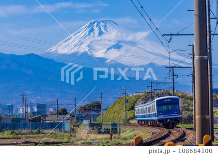（静岡県）伊豆箱根鉄道駿豆線と富士山（桜の季節） 108684100