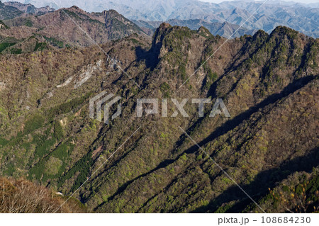 春の両神山山頂から赤岩尾根の岩峰 春の両神山山頂から赤岩尾根の岩峰 108684230