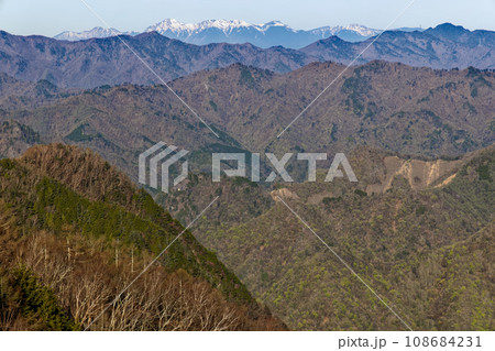 春の両神山山頂から八ヶ岳連峰遠望 108684231