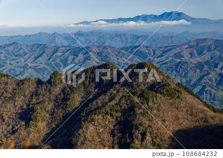 春の両神山山頂から浅間山遠望 108684232