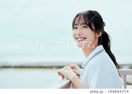 屋上で空を見上げる看護師 108684254