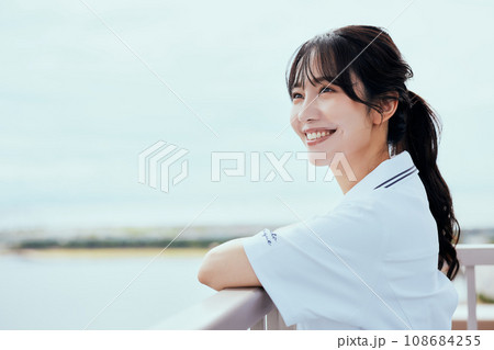 屋上で空を見上げる看護師 屋上で空を見上げる看護師 108684255