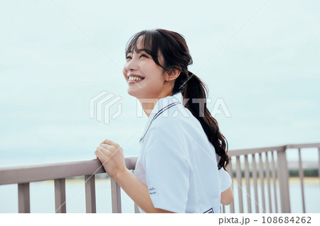 屋上で空を見上げる看護師 108684262