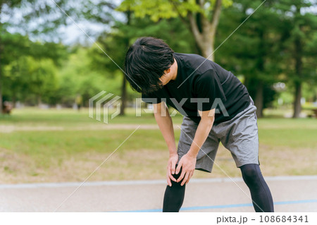 運動・トレーニング中に膝を怪我した男性（膝痛・リハビリ・後遺症・ロコモ） 108684341