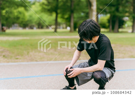 運動・トレーニング中に膝を怪我した男性（膝痛・リハビリ・後遺症・ロコモ） 108684342