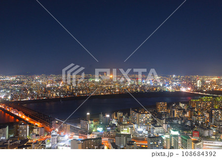 梅田スカイビルから見た淀川と夜景(大阪市北区) 梅田スカイビルから見た淀川と夜景(大阪市北区) 108684392