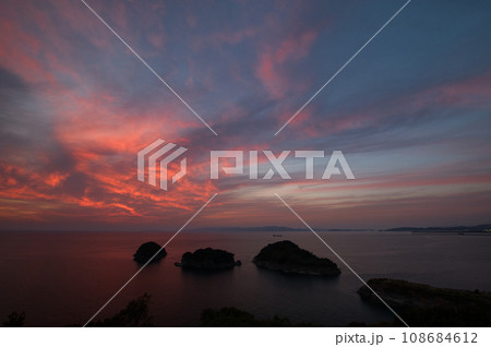 雑賀崎灯台からの夕日(左から双子島、中ノ島、大島)　【和歌山県和歌山市】 108684612