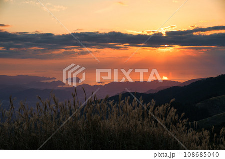 生石高原から栖原海岸に沈む夕日を望む 【和歌山県海草郡紀美野町】 生石高原から栖原海岸に沈む夕日を望む 【和歌山県海草郡紀美野町】 108685040