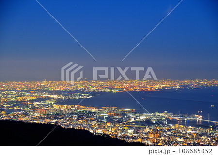 六甲山・天覧台から見た大阪方面の夜景 六甲山・天覧台から見た大阪方面の夜景 108685052