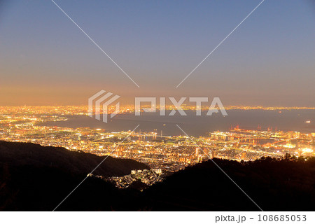 六甲山・天覧台から見た大阪方面の夜景 六甲山・天覧台から見た大阪方面の夜景 108685053