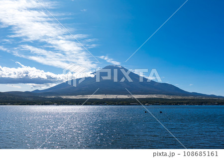 (山梨県)秋の山中湖と富士山1 108685161