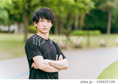 公園でトレーニングするスポーツマンの男性 108685180