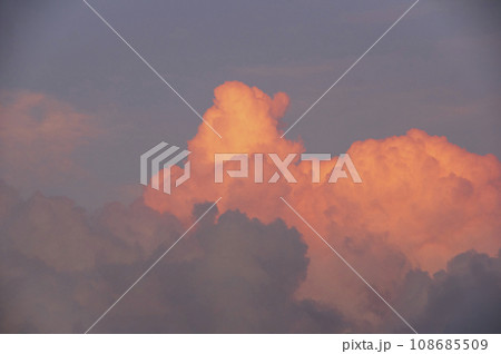 鮮やかに夕陽に染まる入道雲 108685509