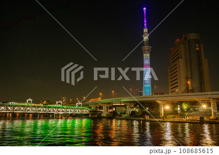 ちいかわキャラクターライティングのスカイツリーと隅田川の夜景に癒されて ちいかわキャラクターライティングのスカイツリーと隅田川の夜景に癒されて 108685615