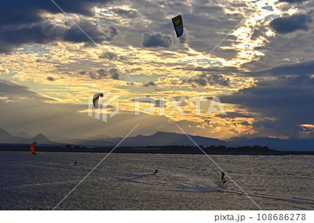 大分県 真玉海岸 夕焼け空とカイトサーフィン 大分県 真玉海岸 夕焼け空とカイトサーフィン 108686278