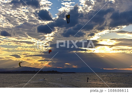 大分県　真玉海岸　夕焼け空とカイトサーフィン 108686611