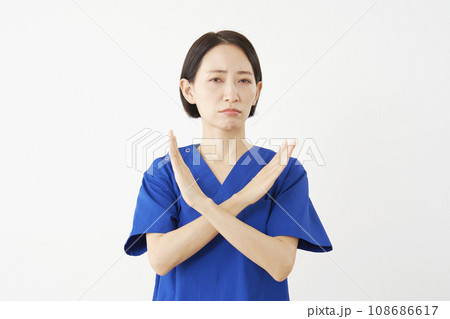 腕でばつ印をする女性の医者 白背景 腕でばつ印をする女性の医者 白背景 108686617
