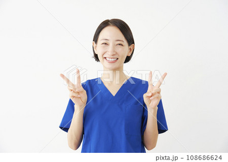 ピースサインをする女性の医者　白背景 108686624