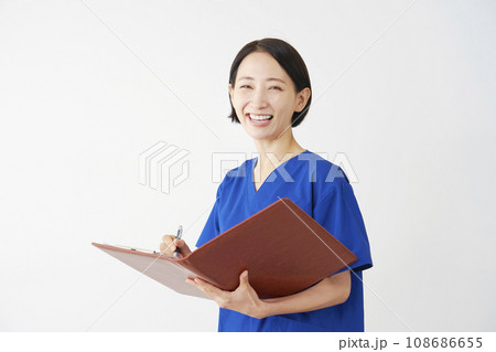 書類を書く女性の医者のポートレート 白背景 カメラ目線 書類を書く女性の医者のポートレート 白背景 カメラ目線 108686655