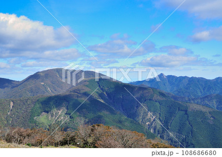 綿向山山頂から雨乞岳・鎌ヶ岳方面を望む 【滋賀県蒲生郡日野町】 綿向山山頂から雨乞岳・鎌ヶ岳方面を望む 【滋賀県蒲生郡日野町】 108686680