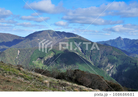 綿向山山頂から雨乞岳・鎌ヶ岳方面を望む 【滋賀県蒲生郡日野町】 綿向山山頂から雨乞岳・鎌ヶ岳方面を望む 【滋賀県蒲生郡日野町】 108686681