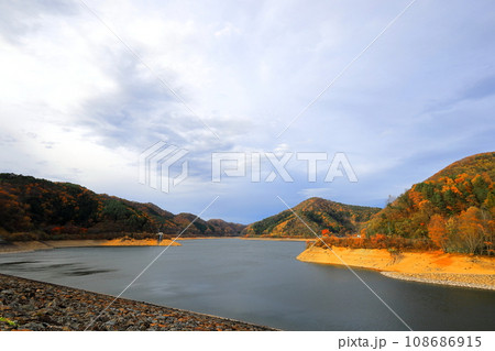 紅葉する大内ダム/福島県南会津郡下郷町 紅葉する大内ダム/福島県南会津郡下郷町 108686915