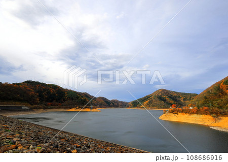紅葉する大内ダム/福島県南会津郡下郷町 紅葉する大内ダム/福島県南会津郡下郷町 108686916