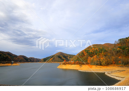 紅葉する大内ダム/福島県南会津郡下郷町 紅葉する大内ダム/福島県南会津郡下郷町 108686917