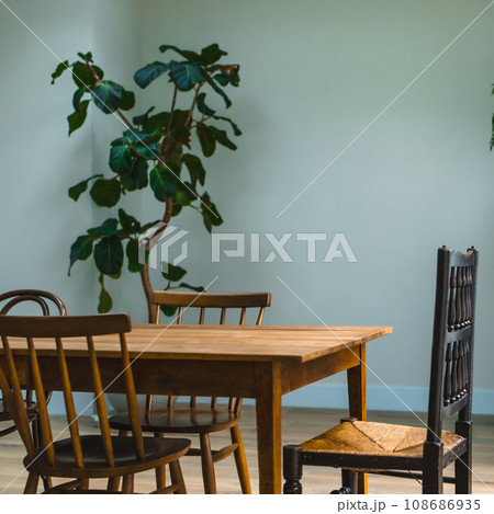 木製の大きなテーブルと椅子 108686935