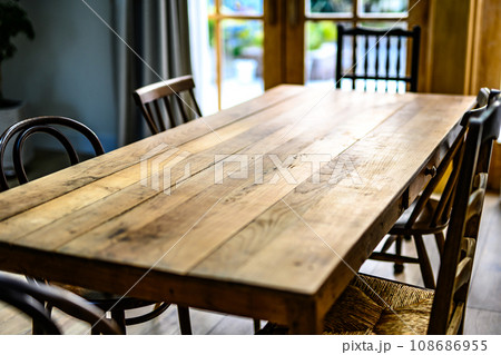 木でできた大きなダイニングテーブルがある空間 108686955