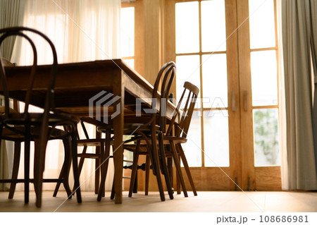 木製の大きなテーブルと椅子 108686981